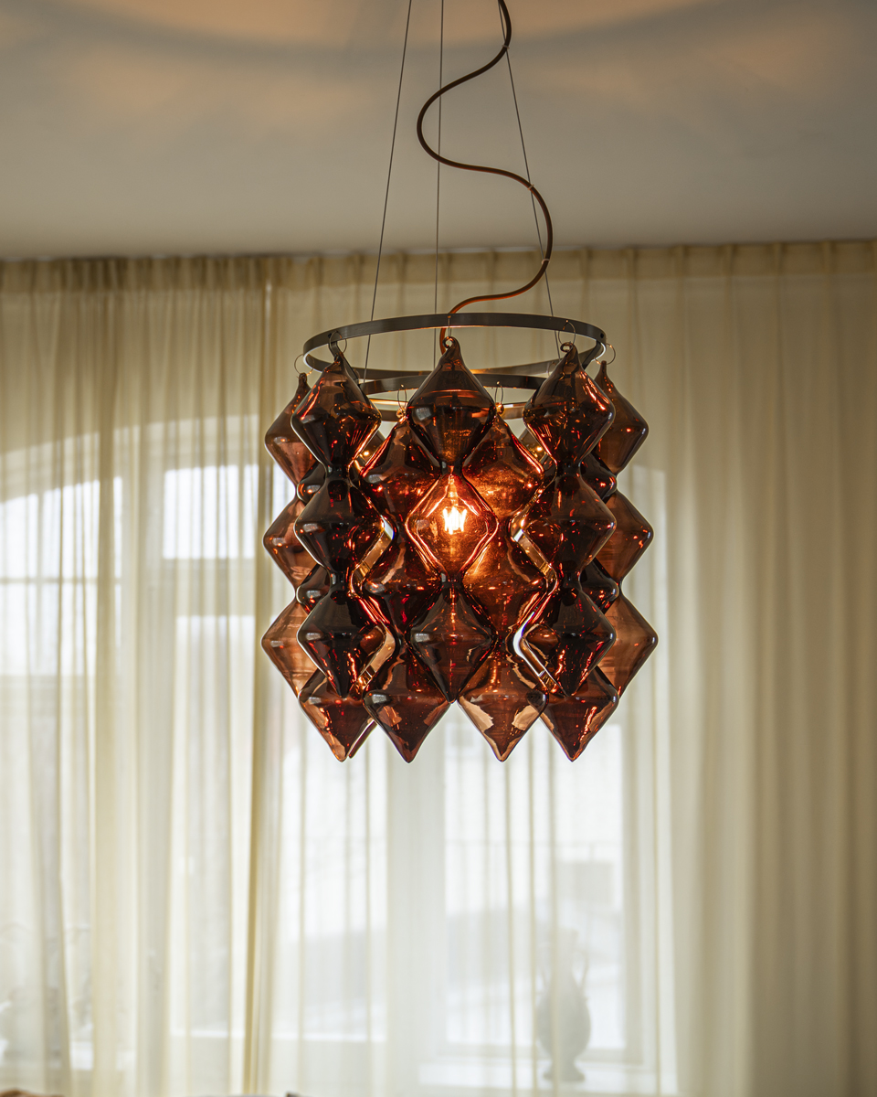 Gemma Ø45 Brun Taklampe Fra By Rydéns - Den brune tekstilledningen og metallfoten i b&oslash;rstet st&aring;l skaper en harmonisk og sofistikert helhet.