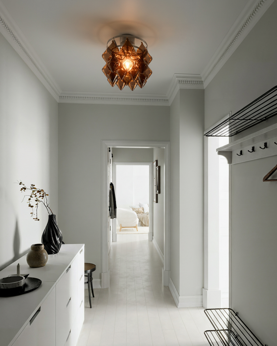 Gemma Ø45 Brun plafond Fra By Rydéns - Gemma-taklampen, designet av Lisa Hilland, er en unik designerlampe som m&oslash;ter den nyeste trenden med sitt brune glass.