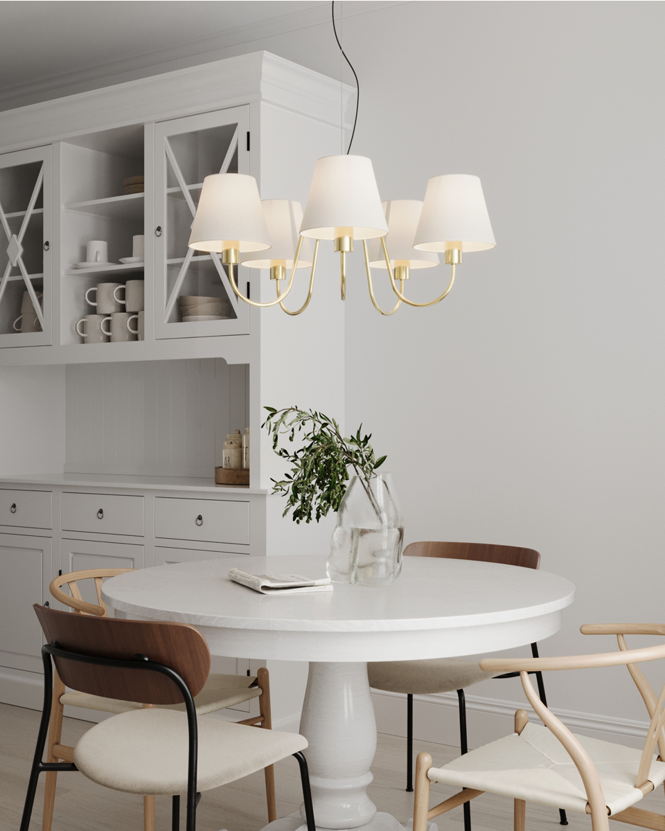 Lynx Ø75 Messing Taklampe Fra By Rydéns - Den gir et fint og behagelig lys fra de hvite tekstilskjermene, noe som skaper en varm og innbydende atmosf&aelig;re i rommet.