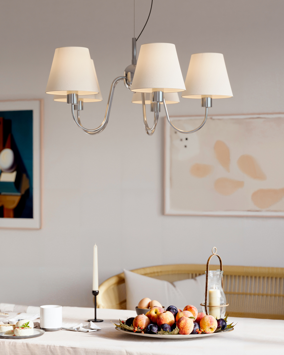 Lynx Ø75 Krom Taklampe Fra By Rydéns - Den gir et fint og behagelig lys fra de hvite tekstilskjermene, noe som skaper en varm og innbydende atmosf&aelig;re i rommet.