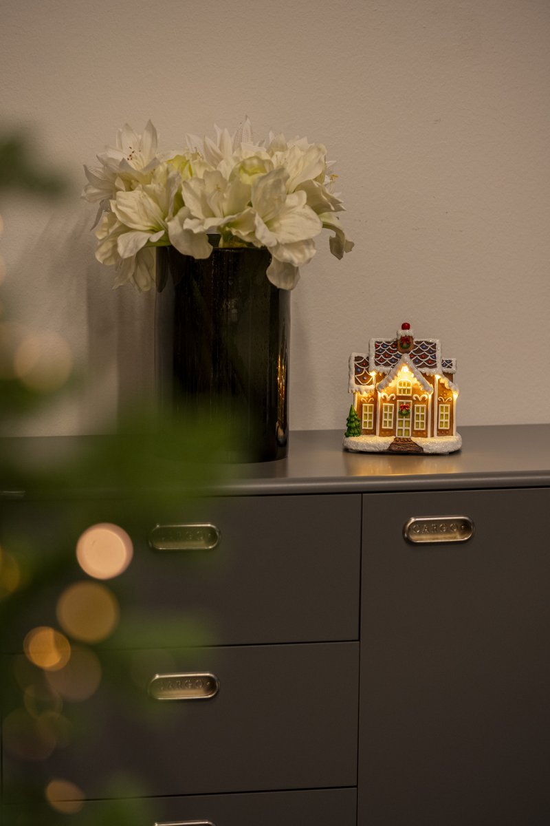 Pepperkakehus LED 17cm Brun Fra Konstsmide - Drives av 3 AA-batterier (ikke inkludert) eller med medf&oslash;lgende USB-kabel p&aring; 180 cm.