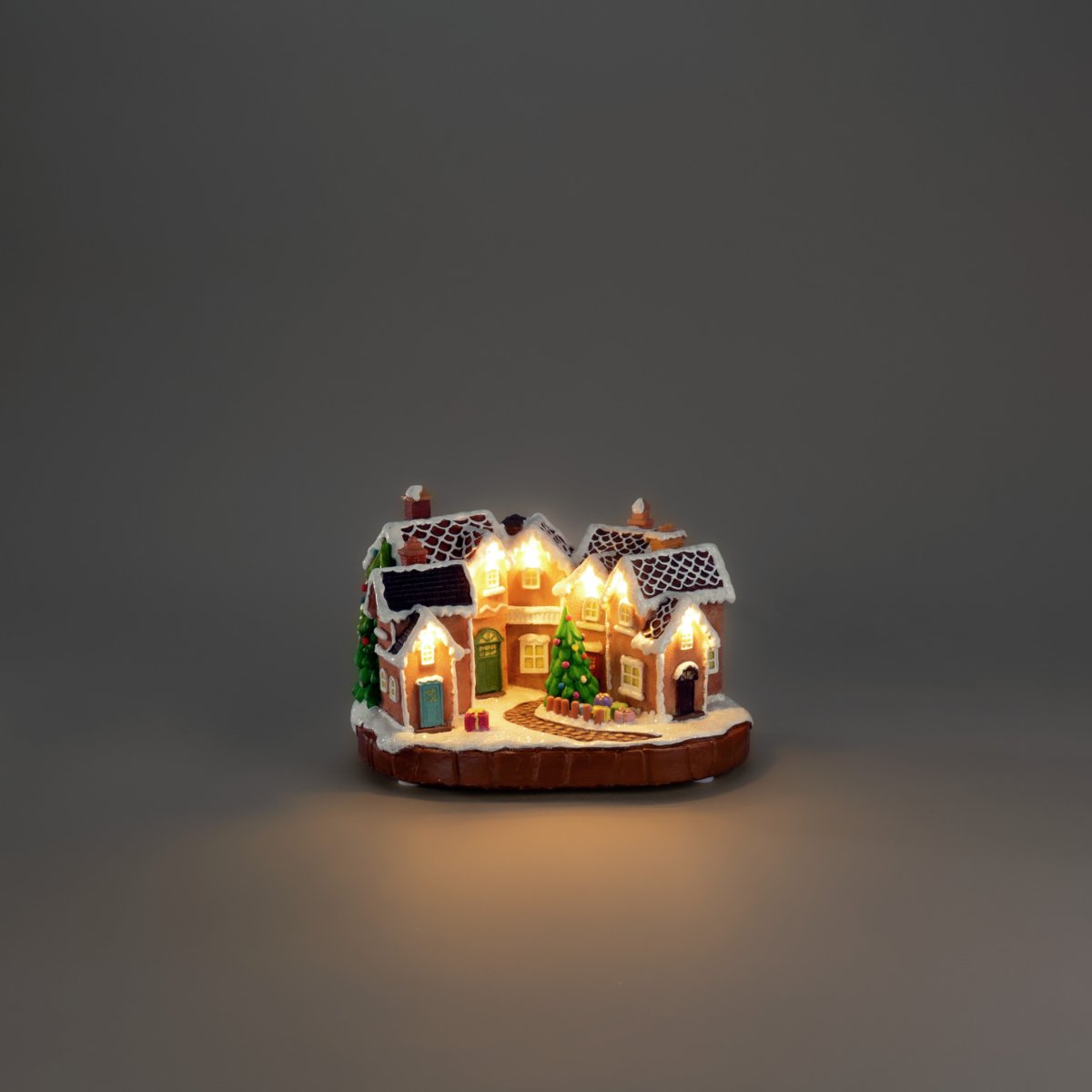 Pepperkakeby 17cm Brun Fra Konstsmide - Skap en koselig og leken julestemning med denne detaljerte pepperkakelandsbyen i polyresin.