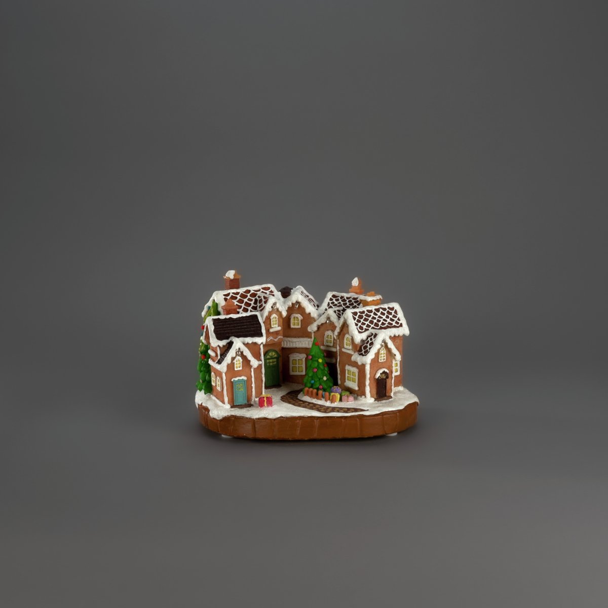 Pepperkakeby 17cm Brun Fra Konstsmide - Skap en koselig og leken julestemning med denne detaljerte pepperkakelandsbyen i polyresin.