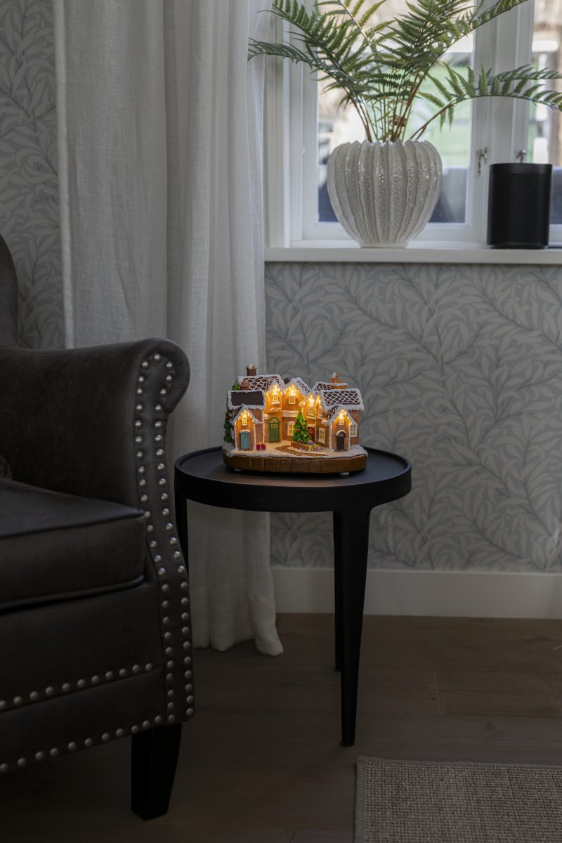 Pepperkakeby 17cm Brun Fra Konstsmide - Skap en koselig og leken julestemning med denne detaljerte pepperkakelandsbyen i polyresin.