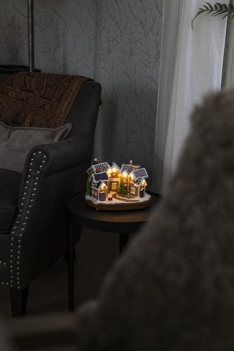 Pepperkakeby 17cm Brun Fra Konstsmide - Skap en koselig og leken julestemning med denne detaljerte pepperkakelandsbyen i polyresin.