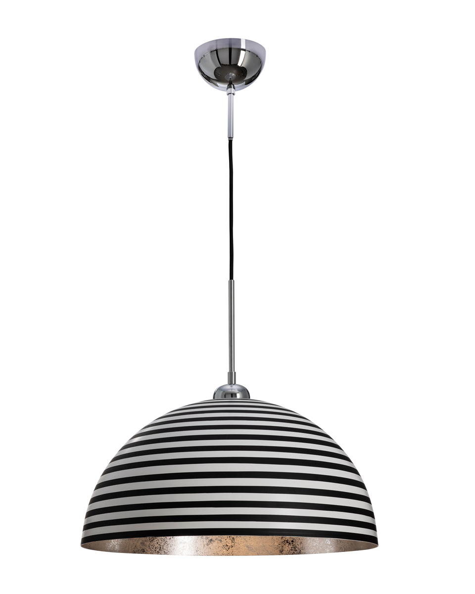 Stripe Ø45 Svart og hvitt Taklampe Fra By Rydéns - Kombinasjonen av det grafiske m&oslash;nsteret og s&oslash;lvfarget innside skaper et elegant og effektivt lys som sprer en varm og innbydende f&oslash;lelse i rommet.