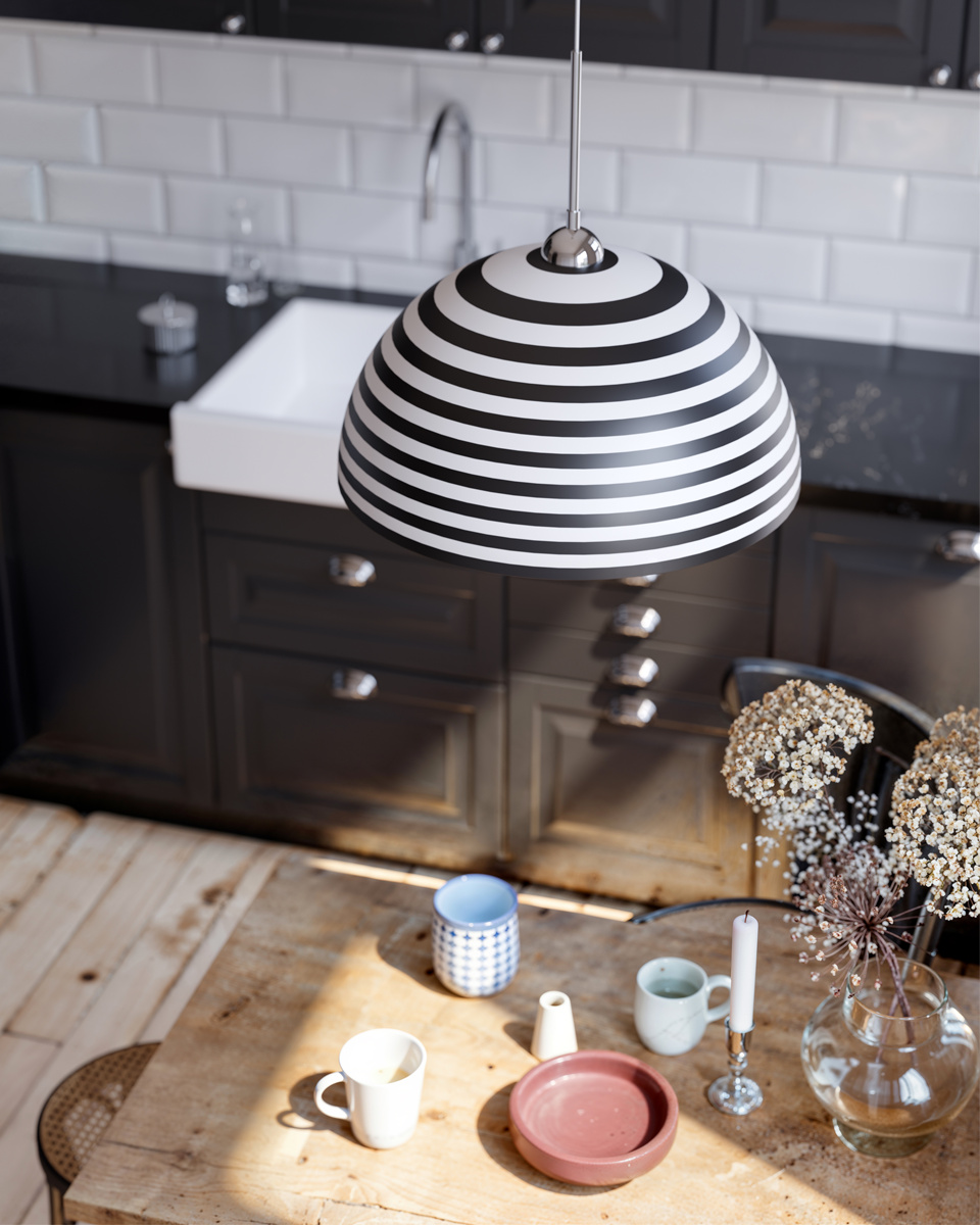 Stripe Ø45 Svart og hvitt Taklampe Fra By Rydéns - Kombinasjonen av det grafiske m&oslash;nsteret og s&oslash;lvfarget innside skaper et elegant og effektivt lys som sprer en varm og innbydende f&oslash;lelse i rommet.