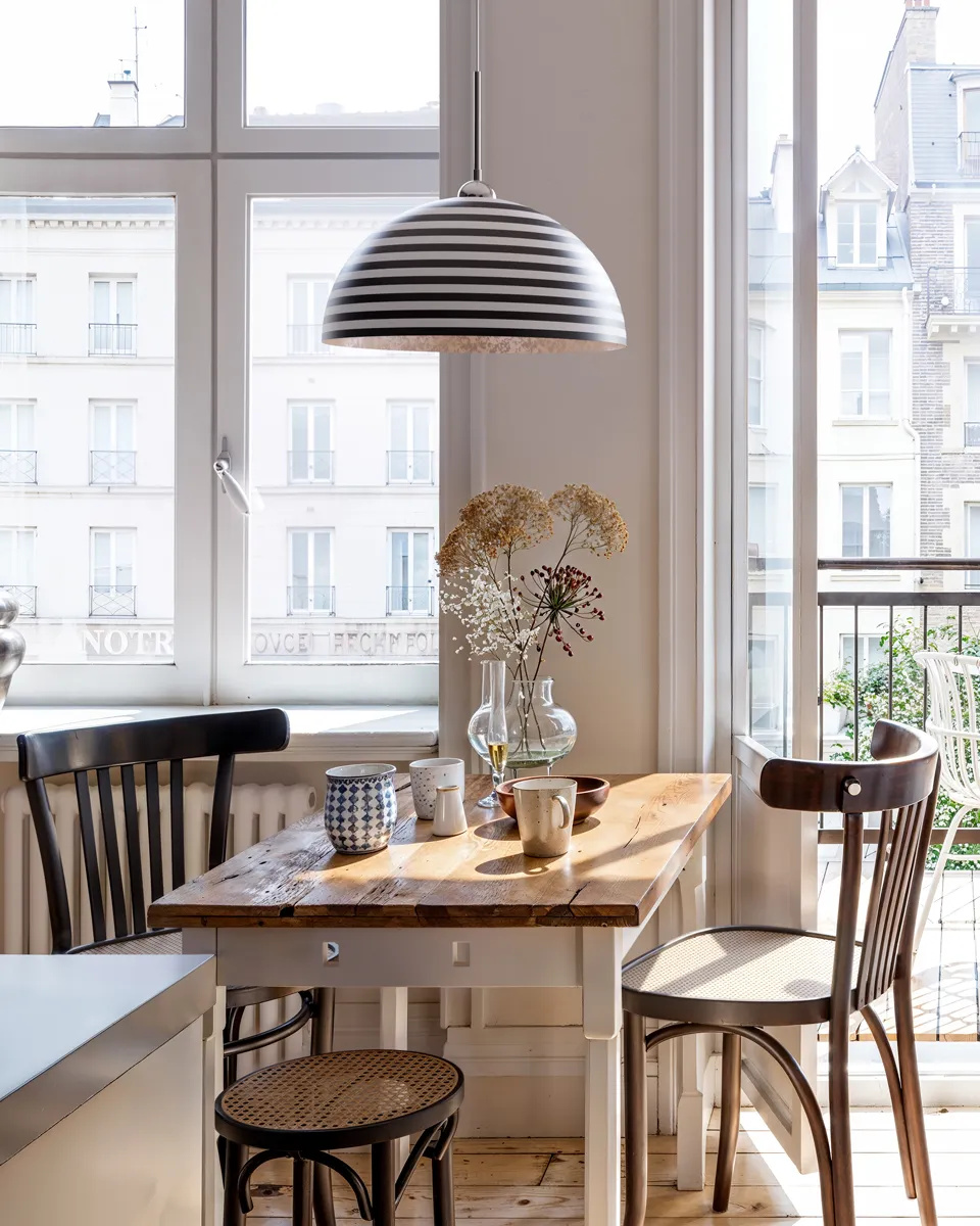 Stripe Ø45 Svart og hvitt Taklampe Fra By Rydéns - Kombinasjonen av det grafiske m&oslash;nsteret og s&oslash;lvfarget innside skaper et elegant og effektivt lys som sprer en varm og innbydende f&oslash;lelse i rommet.