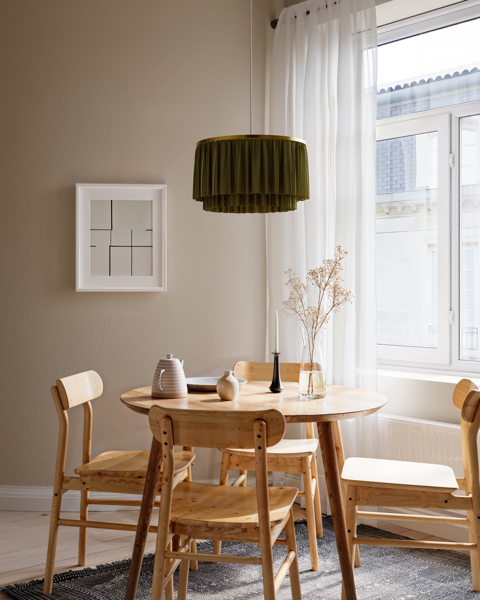 Ophelia Ø40 Grønn Taklampe Fra By Rydéns - N&aring;r lampen er sl&aring;tt p&aring;, sprer et mykt og stemningsfullt lys seg, og skaper en varm og koselig atmosf&aelig;re i rommet.