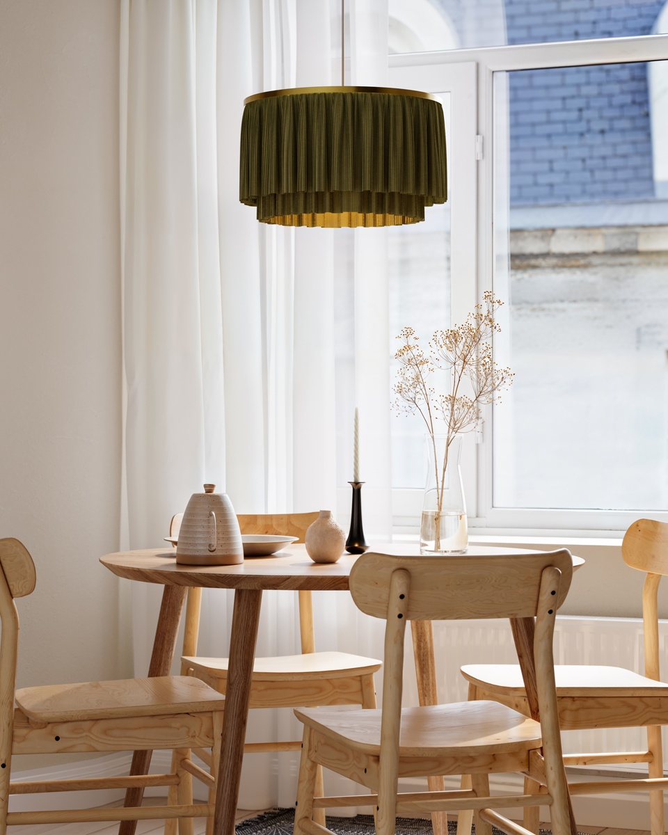 Ophelia Ø40 Grønn Taklampe Fra By Rydéns - N&aring;r lampen er sl&aring;tt p&aring;, sprer et mykt og stemningsfullt lys seg, og skaper en varm og koselig atmosf&aelig;re i rommet.