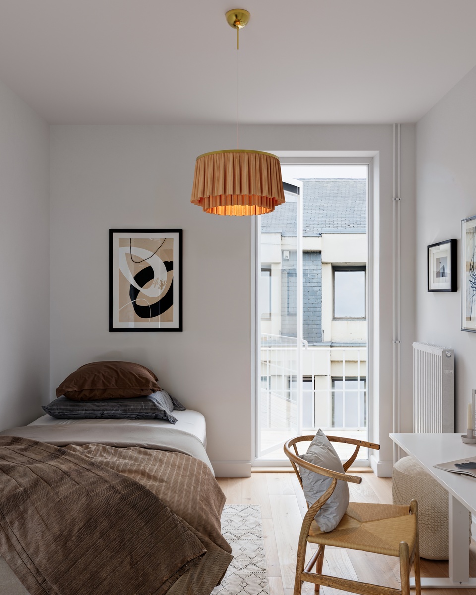 Ophelia Ø40 Beige Taklampe Fra By Rydéns - N&aring;r lampen er sl&aring;tt p&aring;, sprer et mykt og stemningsfullt lys seg, og skaper en varm og koselig atmosf&aelig;re i rommet.