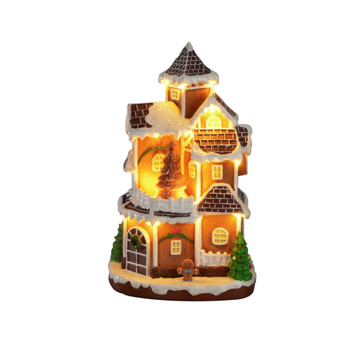 Pepperkakeby 30cm Brun Fra Konstsmide - Det detaljerte huset med sn&oslash;dekt tak, skinnende vinduer og dekorert grantre sprer en varm og innbydende gl&oslash;d i rommet.