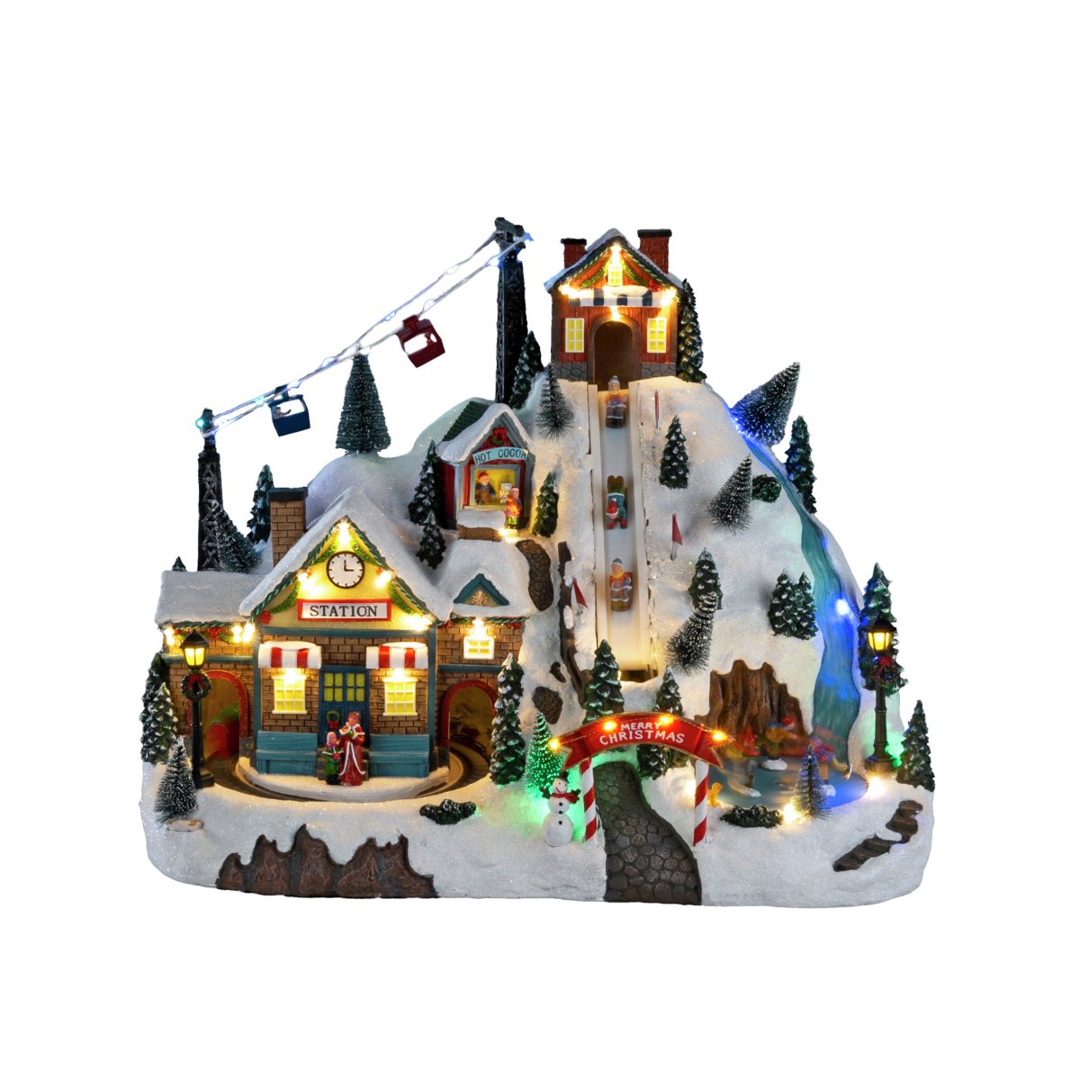 Juleby Skisted 28cm Flerfarget Fra Konstsmide - Julelandsbyen drives av 3 AA-batterier (ikke inkludert) og leveres ogs&aring; med en USB-kabel for bruk med ledning (transformator ikke inkludert).