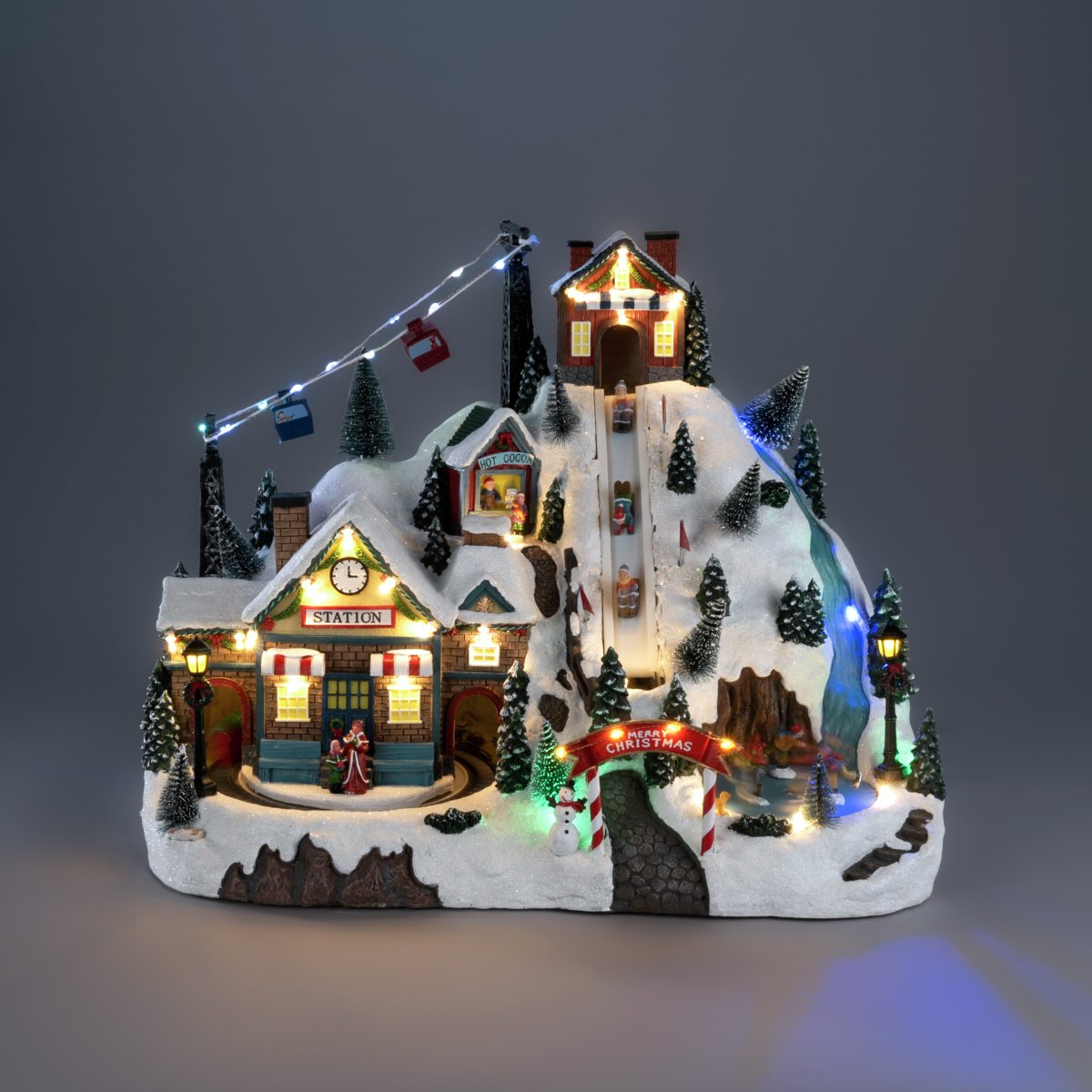 Juleby Skisted 28cm Flerfarget Fra Konstsmide - Julelandsbyen drives av 3 AA-batterier (ikke inkludert) og leveres ogs&aring; med en USB-kabel for bruk med ledning (transformator ikke inkludert).