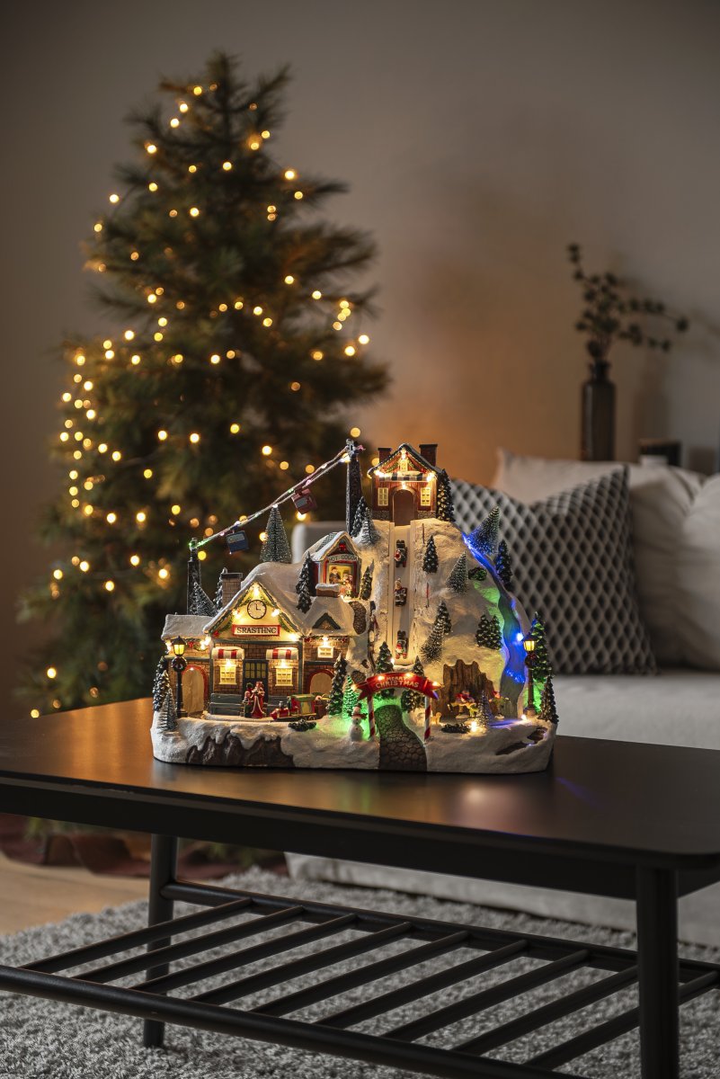 Juleby Skisted 28cm Flerfarget Fra Konstsmide - Julelandsbyen drives av 3 AA-batterier (ikke inkludert) og leveres ogs&aring; med en USB-kabel for bruk med ledning (transformator ikke inkludert).