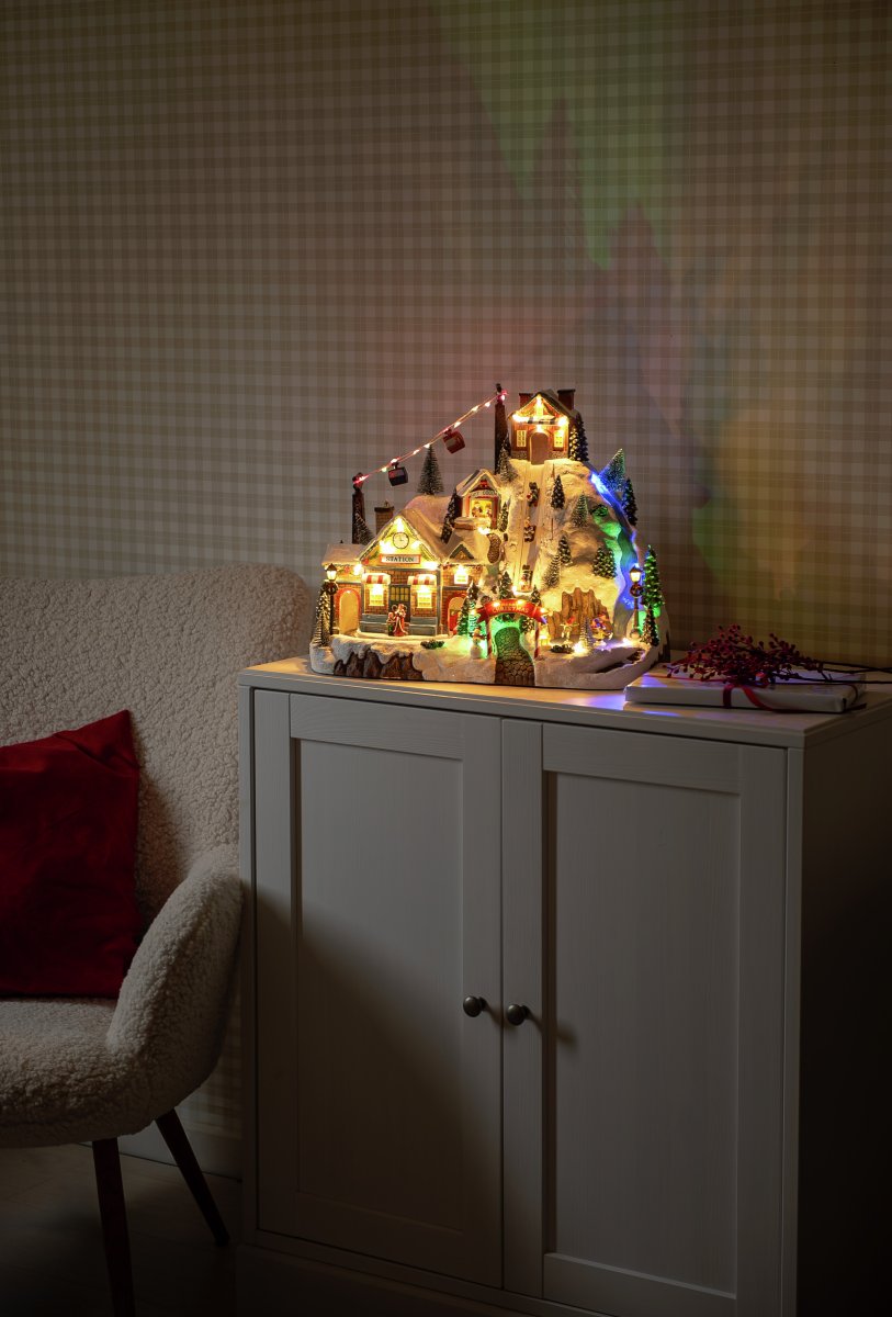 Juleby Skisted 28cm Flerfarget Fra Konstsmide - Julelandsbyen drives av 3 AA-batterier (ikke inkludert) og leveres ogs&aring; med en USB-kabel for bruk med ledning (transformator ikke inkludert).