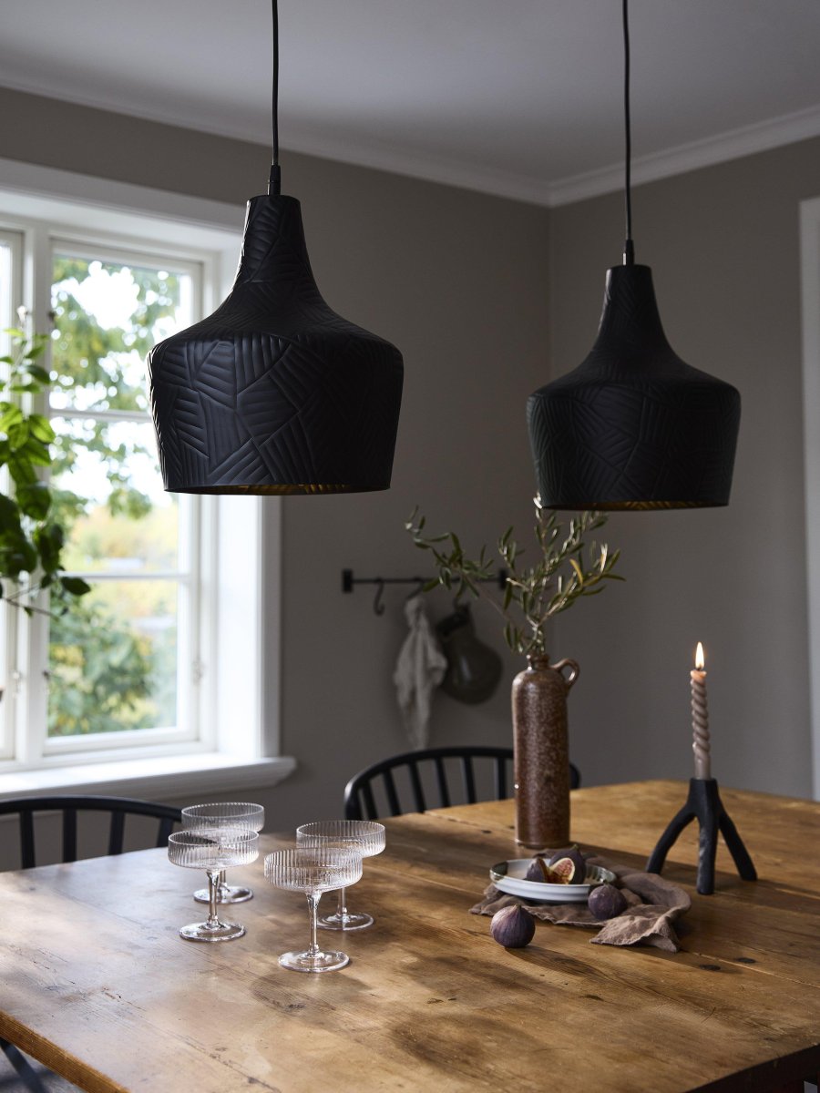 Ribble Ø25 Svart Taklampe Fra PR Home - En taklampe med et moderne preg som passer i mange milj&oslash;er.