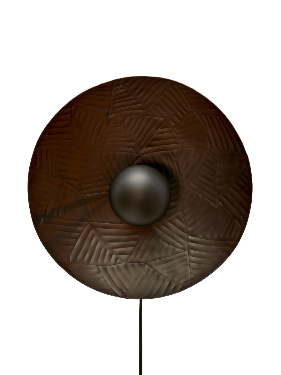 Ribble Ø35 Svart vegglampe Fra PR Home - Vegglampe Ribble i metall med hamret dekorativt mønster.