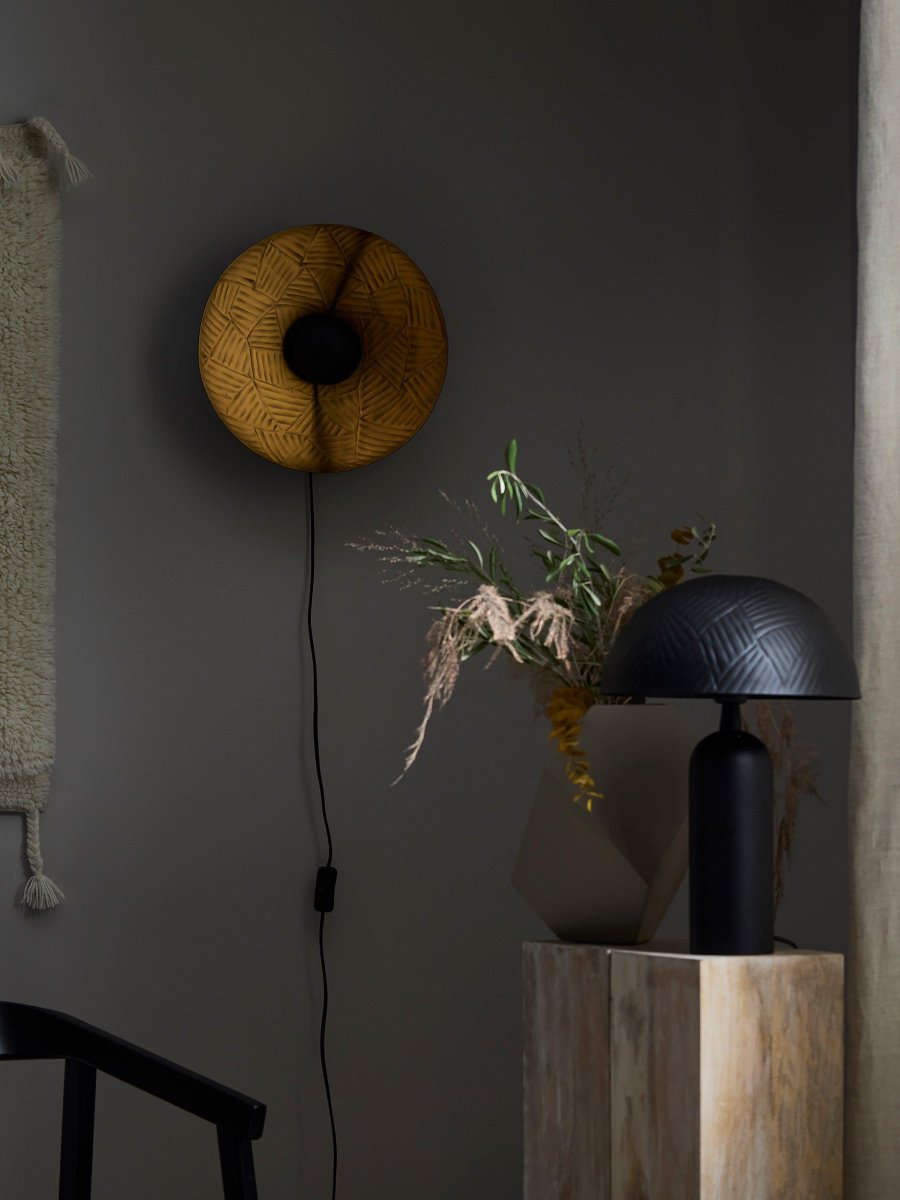 Ribble Ø35 Svart vegglampe Fra PR Home - Vegglampe Ribble i metall med hamret dekorativt mønster.