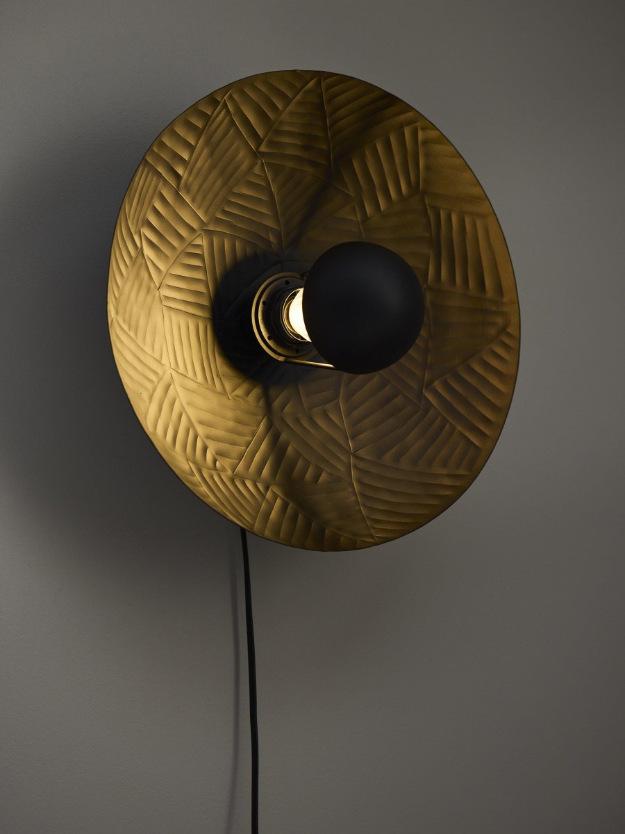 Ribble Ø35 Svart vegglampe Fra PR Home - Vegglampe Ribble i metall med hamret dekorativt mønster.