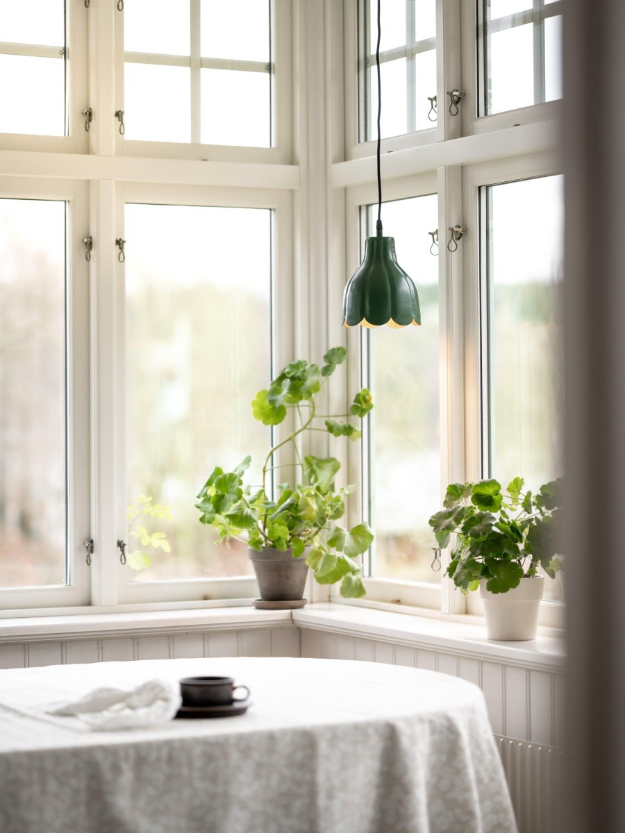 Tulippa Ø17 Grønn vinduslampe Fra PR Home - Inspirasjonen til lampen kommer fra en tulipan fra Carl Larssons malerier og tegninger.