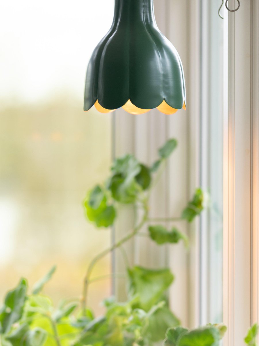 Tulippa Ø17 Grønn vinduslampe Fra PR Home - Inspirasjonen til lampen kommer fra en tulipan fra Carl Larssons malerier og tegninger.
