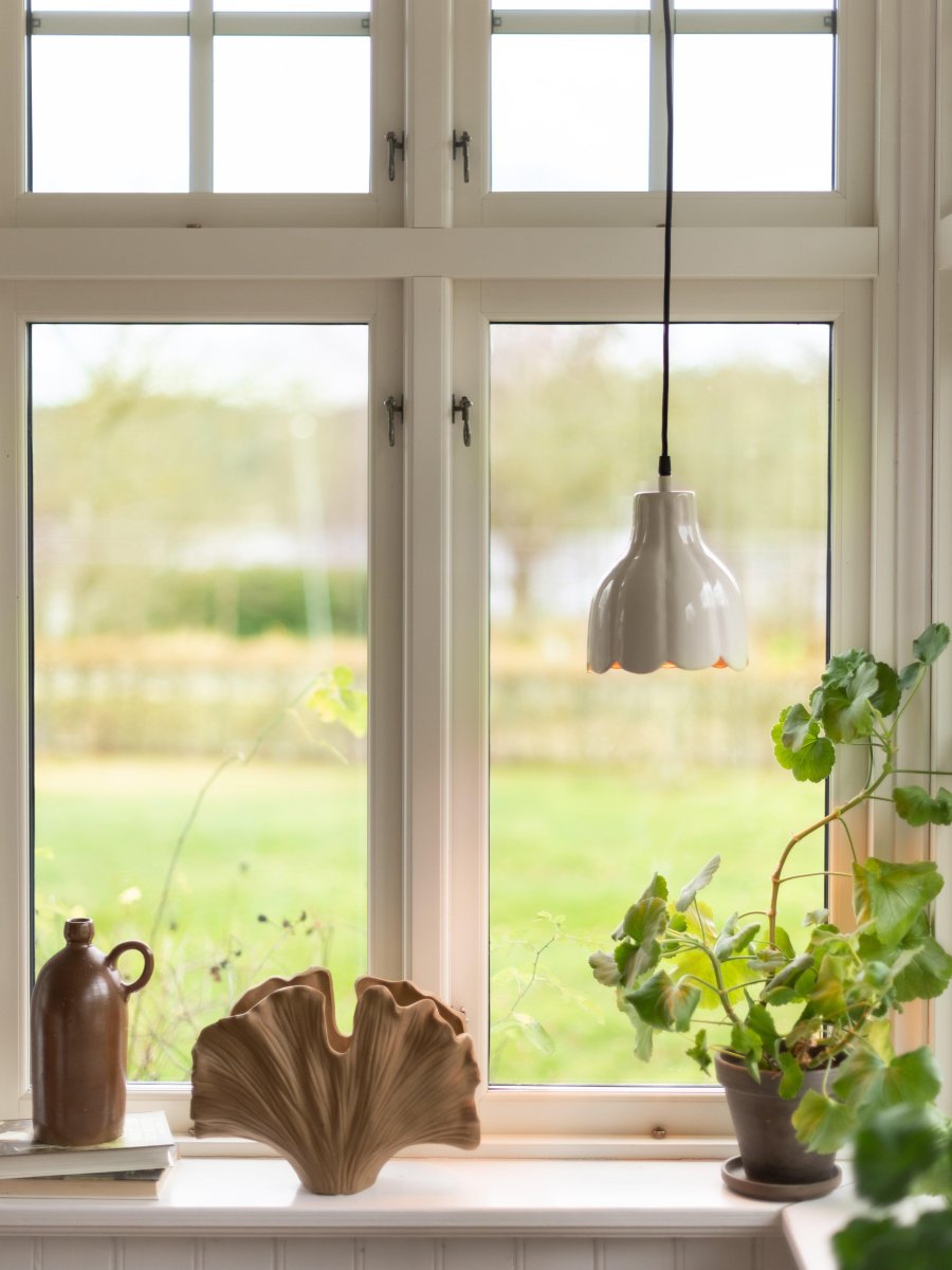 Tulippa Ø17 Beige vinduslampe Fra PR Home - Inspirasjonen til lampen kommer fra en tulipan fra Carl Larssons malerier og tegninger.