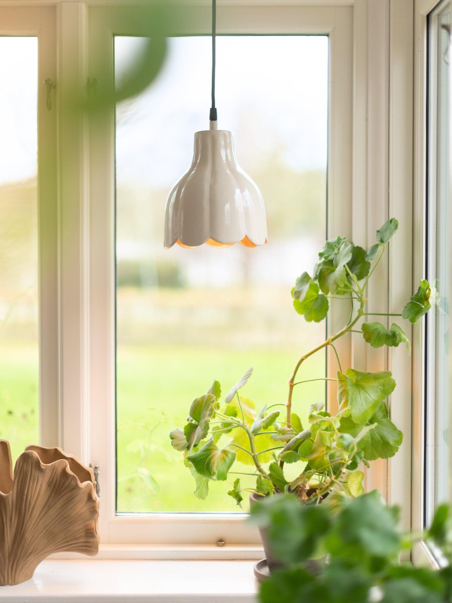 Tulippa Ø17 Beige vinduslampe Fra PR Home - Inspirasjonen til lampen kommer fra en tulipan fra Carl Larssons malerier og tegninger.