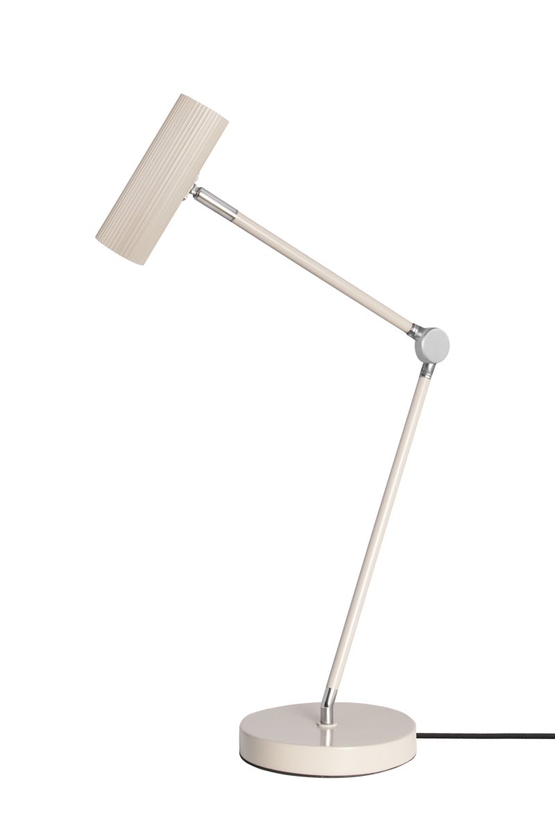 Hubble Read 45cm Beige skrivebordslampe Fra Globen Lighting - Lampen er laget av mattlakkert stål/aluminium og har en 200 cm lang tekstilledning med strømbryter og støpsel.