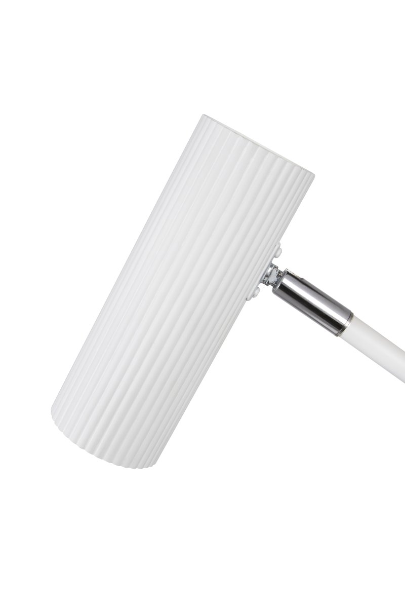 Hubble Read 45cm Hvit skrivebordslampe Fra Globen Lighting - Lampen er laget av mattlakkert st&aring;l/aluminium og har en 200 cm lang tekstilledning med str&oslash;mbryter og st&oslash;psel.