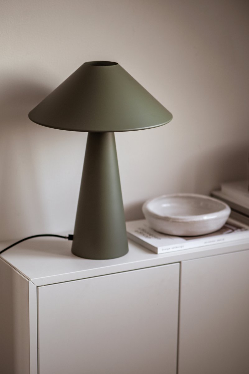 Cannes 40cm Mosegrønn bordlampe Fra Globen Lighting - Cannes er laget av mattlakkert metall og har en 200 cm lang tekstilledning med st&oslash;psel og str&oslash;mbryter.