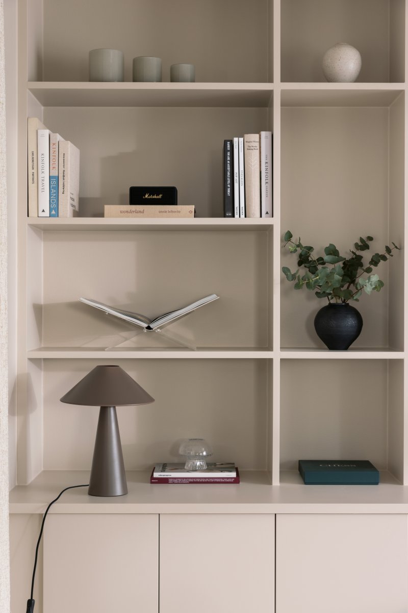 Cannes 40cm Mokka bordlampe Fra Globen Lighting - Cannes er laget av mattlakkert metall og har en 200 cm lang tekstilledning med st&oslash;psel og str&oslash;mbryter.