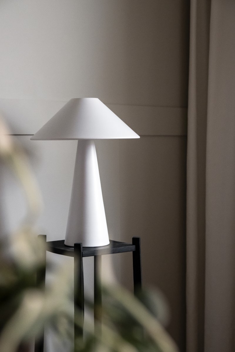 Cannes 40cm Hvit bordlampe Fra Globen Lighting - Cannes er laget av mattlakkert metall og har en 200 cm lang tekstilledning med st&oslash;psel og str&oslash;mbryter.