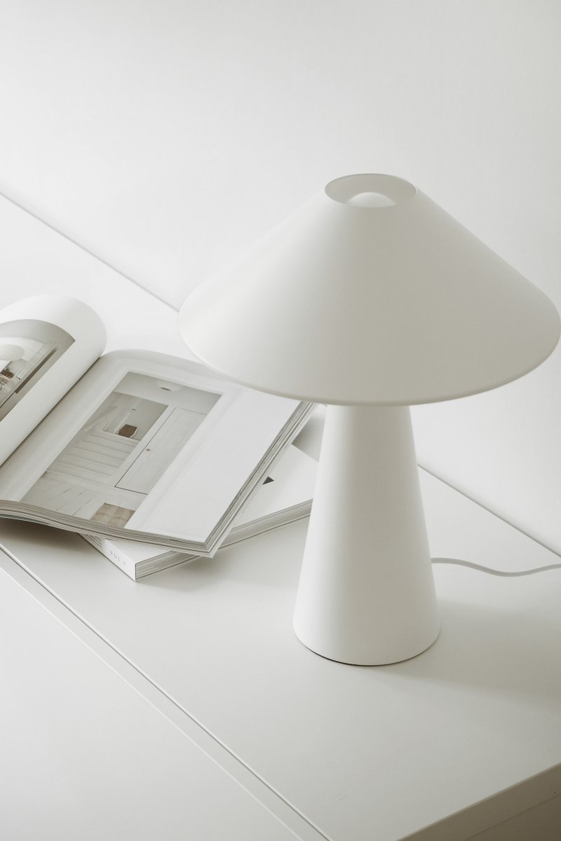Cannes 40cm Hvit bordlampe Fra Globen Lighting - Cannes er laget av mattlakkert metall og har en 200 cm lang tekstilledning med st&oslash;psel og str&oslash;mbryter.