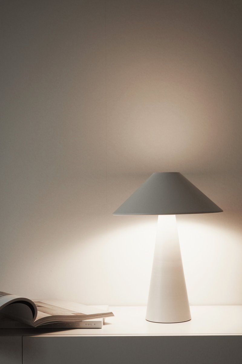 Cannes 40cm Hvit bordlampe Fra Globen Lighting - Cannes er laget av mattlakkert metall og har en 200 cm lang tekstilledning med st&oslash;psel og str&oslash;mbryter.