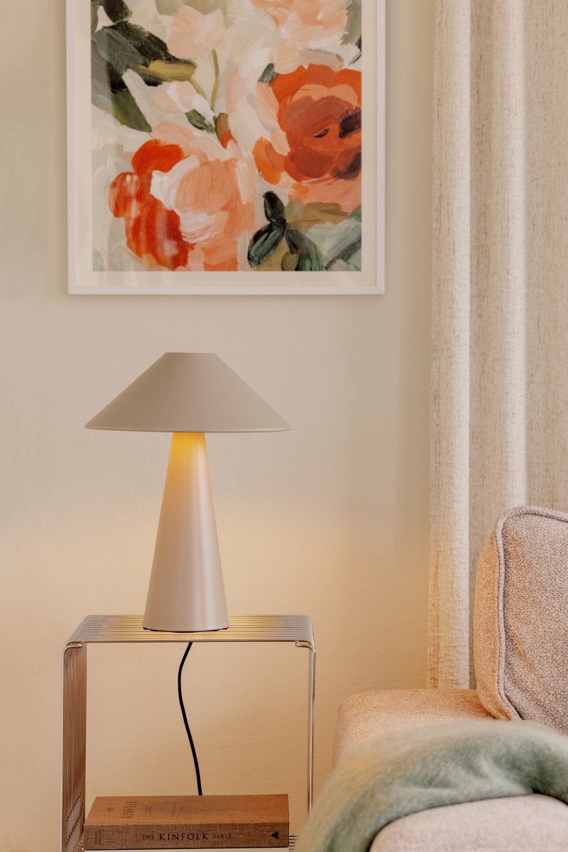 Cannes 40cm Beige bordlampe Fra Globen Lighting - Cannes er laget av mattlakkert metall og har en 200 cm lang tekstilledning med st&oslash;psel og str&oslash;mbryter.