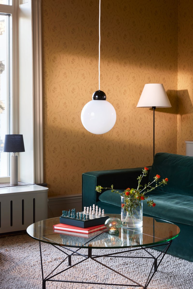 Ripley Ø25 Svart Taklampe Fra Globen Lighting - Lampen er laget av metall og har en glassskjerm i opalhvitt glass som sprer et fint lys i rommet.