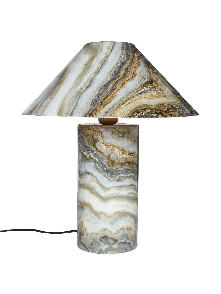 Marnie 43cm Grå bordlampe Fra PR Home - Skjermen har en konisk form og en gullfarget innside som sprer en varm, behagelig glød.