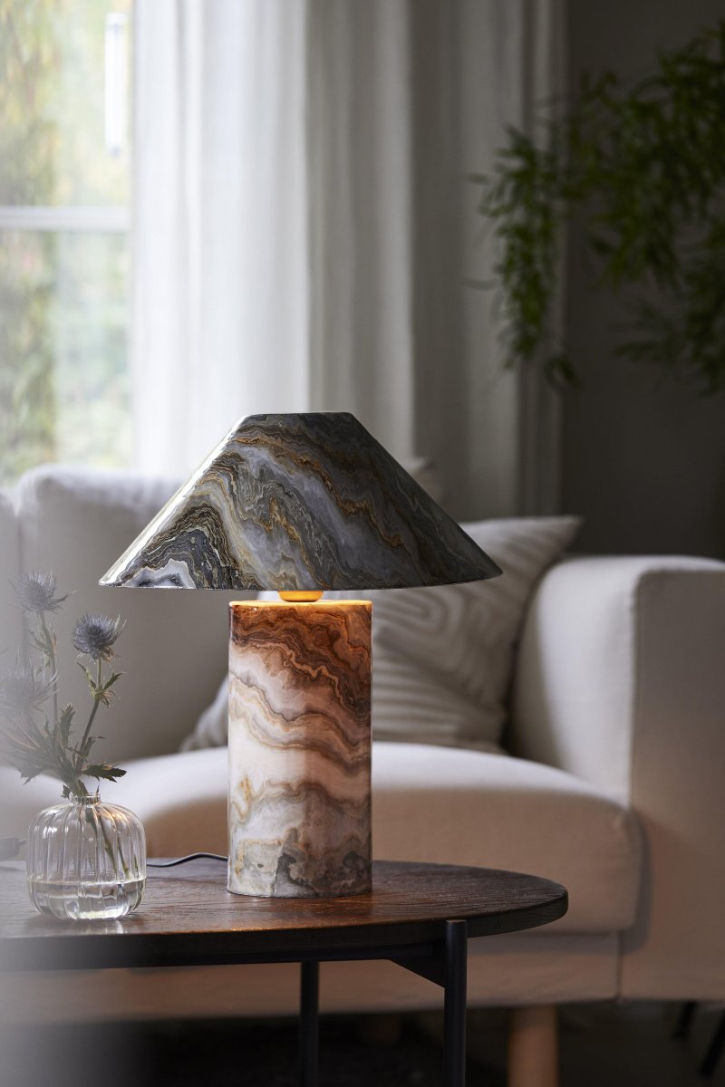 Marnie 43cm Grå bordlampe Fra PR Home - Skjermen har en konisk form og en gullfarget innside som sprer en varm, behagelig glød.