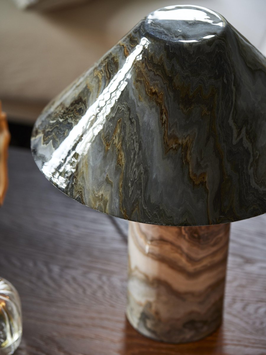 Marnie 43cm Grå bordlampe Fra PR Home - Skjermen har en konisk form og en gullfarget innside som sprer en varm, behagelig glød.
