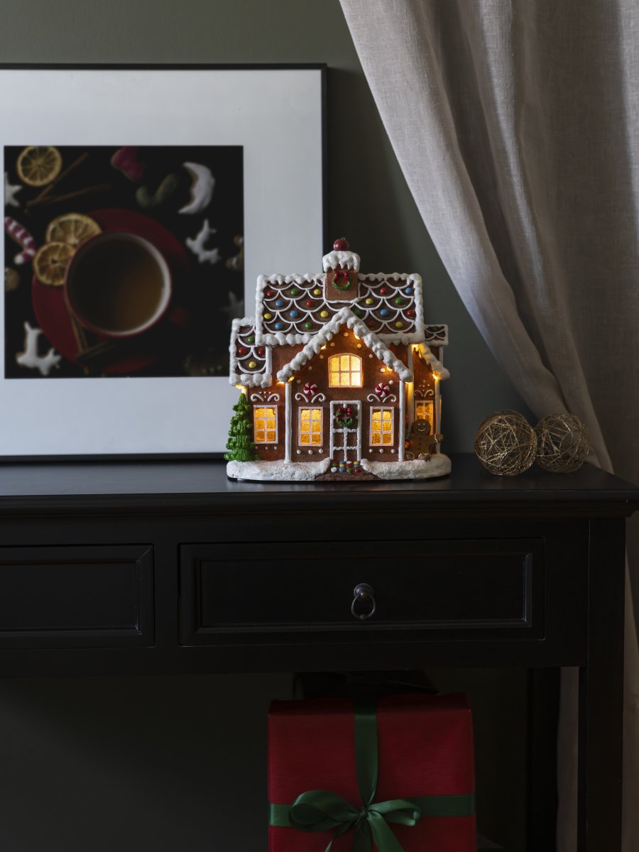 Pepperkakehus 27cm Brun Fra Konstsmide - S&oslash;tt pepperkakehus med 11 ravfargede LED-lys som lyser opp med julens magi.
