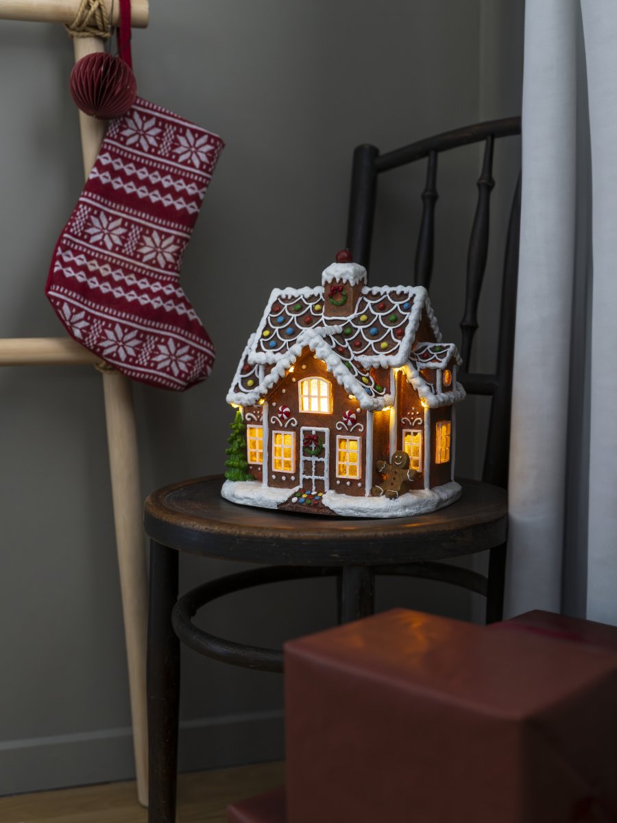 Pepperkakehus 27cm Brun Fra Konstsmide - S&oslash;tt pepperkakehus med 11 ravfargede LED-lys som lyser opp med julens magi.
