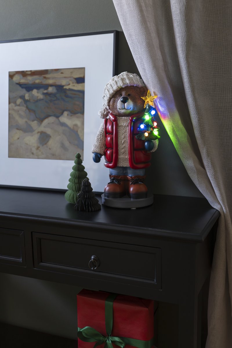Liten Teddybjørn 38cm Flerfarget Fra Konstsmide - Batteridrevet (5xAAA, 1,5V &ndash; ikke inkludert) med 6 timers timer og IP44-klassifisering for utend&oslash;rs bruk.