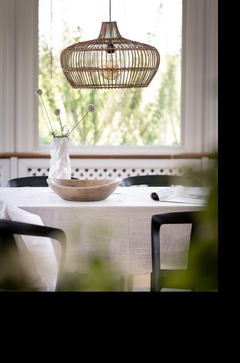 Kisha Skjerm Ø50 Ekskl. Oppheng Natur Taklampe Fra PR Home - Skjermen med sin unike form og flott&oslash;r filtrerer lyset og skaper et vakkert skyggespill.