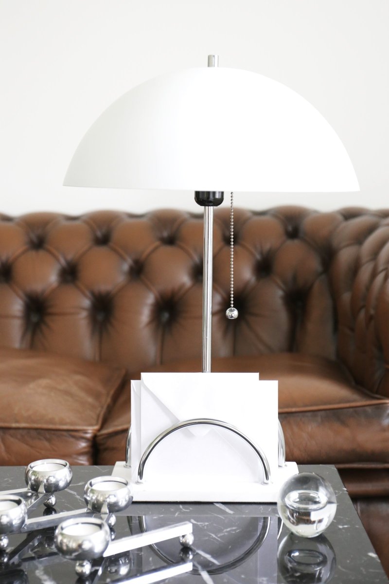 Sarah 50cm Hvit bordlampe Fra Globen Lighting - Bordlampe laget med ramme i forkrommet metall med praktisk oppbevaring for bokstaver eller bilder.