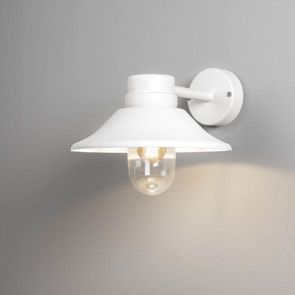 Vega Hvit utendørslampe Fra Konstsmide - Den brede skjermen og den klare glasskuppelen sprer et behagelig og rettet lys, noe som gjør lampen perfekt for entre og uteplasser.