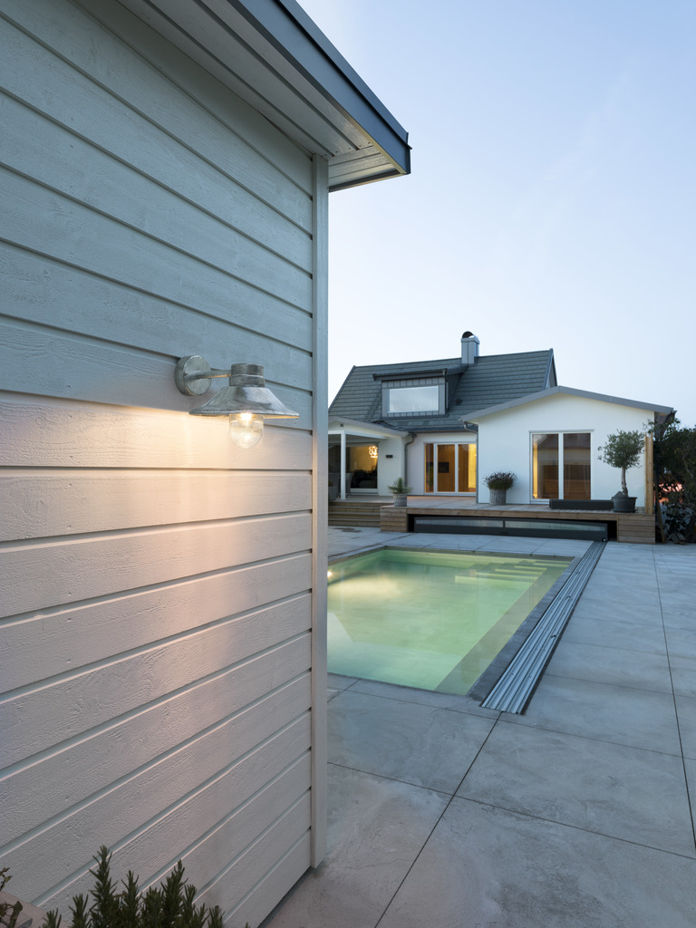 Vega Varmgalvanisert utendørslampe Fra Konstsmide - Den brede skjermen og den klare glasskuppelen sprer et behagelig og rettet lys, noe som gjør lampen perfekt for entre og uteplasser.