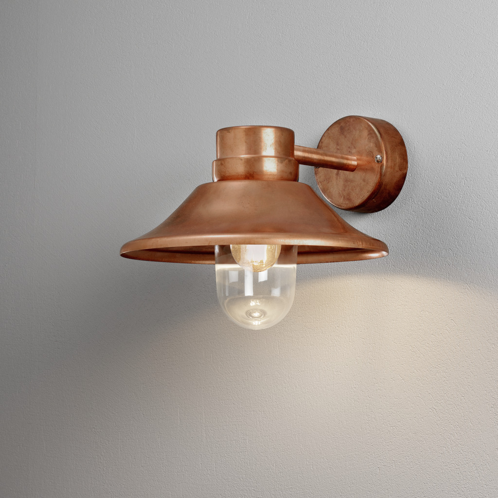 Vega Kopper utendørslampe Fra Konstsmide - Den brede skjermen og den klare glasskuppelen sprer et behagelig og rettet lys, noe som gjør lampen perfekt for entre og uteplasser.