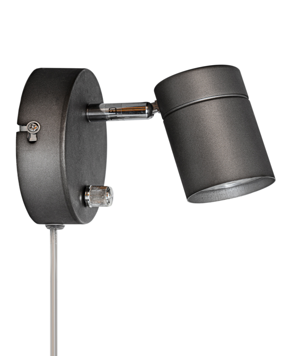 Correct Stålgrå leselampe Fra By Rydéns - Correct vegglampe er en stilig og minimalistisk veggspotlight med justerbart hode hvor du enkelt kan tilpasse lyset.