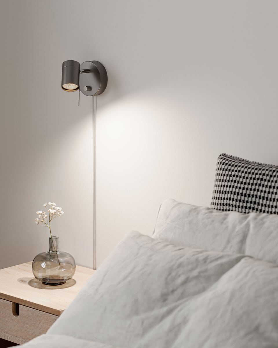 Correct Stålgrå leselampe Fra By Rydéns - Correct vegglampe er en stilig og minimalistisk veggspotlight med justerbart hode hvor du enkelt kan tilpasse lyset.